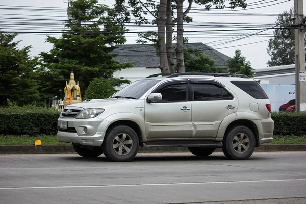 Chiang Mai, Tayland - 16 Haziran 2018: Özel Toyota Fortuner Suv otomobil. Yol no.1001 Chiangmai şehir merkezine 8 km.