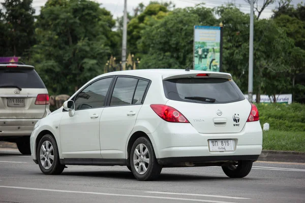 Chiang Mai, Tayland - 16 Haziran 2018: Özel araba, Nissan Tiida. Fotoğraf Road Hayır 121 hakkında 8 km şehir merkezine Chiangmai, Tayland.