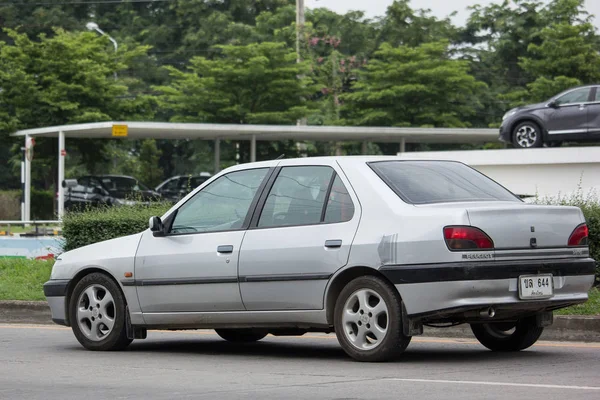 Chiang Mai, Tayland - 17 Haziran 2018: Özel eski araba, Peugeot 306. Fotoğrafa yol no.121 8 km şehir merkezine Chiangmai, Tayland.