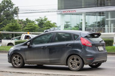 Chiang Mai, Tayland - 17 Haziran 2018: Özel Sedan araba Ford Fiesta Amerikan araba motorlarının. Yol no.1001, Chiangmai şehir merkezine 8 km.