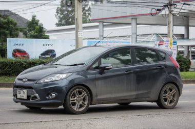 Chiang Mai, Tayland - 17 Haziran 2018: Özel Sedan araba Ford Fiesta Amerikan araba motorlarının. Yol no.1001, Chiangmai şehir merkezine 8 km.