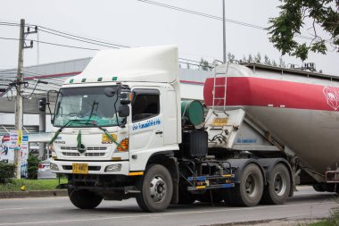 Chiang Mai, Tayland - 17 Haziran 2018: Çimento römork kamyon Tll Logistic şirketi. Fotoğrafa yol no.1001 8 km şehir merkezine, Tayland.