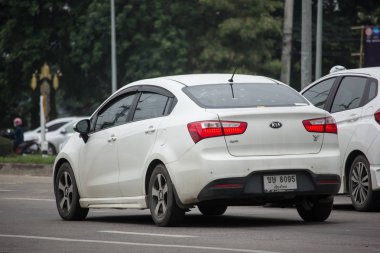 Chiang Mai, Tayland - 17 Haziran 2018: Özel araba, Kia Rio, Kore ürün. Yol no.1001, Chiangmai iş alanı 8 km.