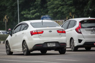 Chiang Mai, Tayland - 17 Haziran 2018: Özel araba, Kia Rio, Kore ürün. Yol no.1001, Chiangmai iş alanı 8 km.