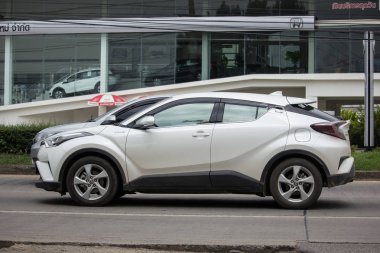 Chiang Mai, Tayland - 17 Haziran 2018: Yeni Toyota Chr küçük araba Crossover Suv hibrit araba. Chiangmai şehrine No.121 yolda araba.