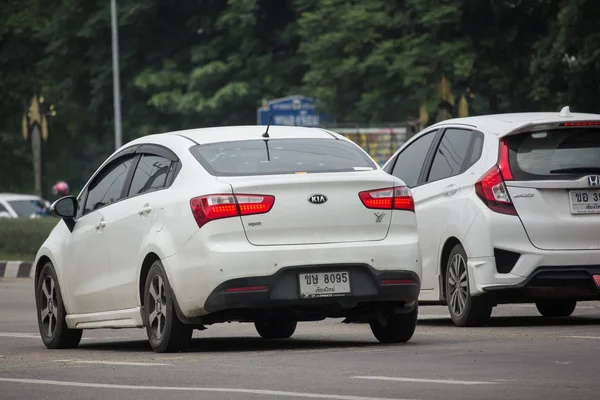 Chiang Mai, Tayland - 17 Haziran 2018: Özel araba, Kia Rio, Kore ürün. Yol no.1001, Chiangmai iş alanı 8 km.