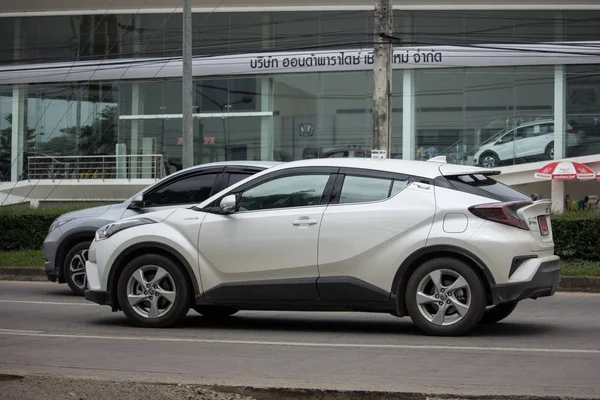 Chiang Mai, Tayland - 17 Haziran 2018: Yeni Toyota Chr küçük araba Crossover Suv hibrit araba. Chiangmai şehrine No.121 yolda araba.