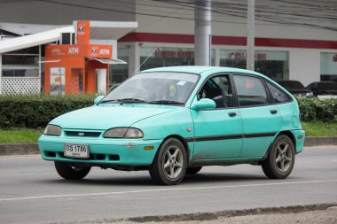 Chiang Mai, Tayland - 17 Haziran 2018: Özel Sedan araba eski Ford Fiesta Amerikan araba motorlarının. Yol no.1001, Chiangmai şehir merkezine 8 km.