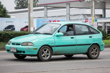 Chiang Mai, Tayland - 17 Haziran 2018: Özel Sedan araba eski Ford Fiesta Amerikan araba motorlarının. Yol no.1001, Chiangmai şehir merkezine 8 km.