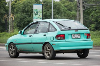 Chiang Mai, Tayland - 17 Haziran 2018: Özel Sedan araba eski Ford Fiesta Amerikan araba motorlarının. Yol no.1001, Chiangmai şehir merkezine 8 km.