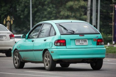 Chiang Mai, Tayland - 17 Haziran 2018: Özel Sedan araba eski Ford Fiesta Amerikan araba motorlarının. Yol no.1001, Chiangmai şehir merkezine 8 km.