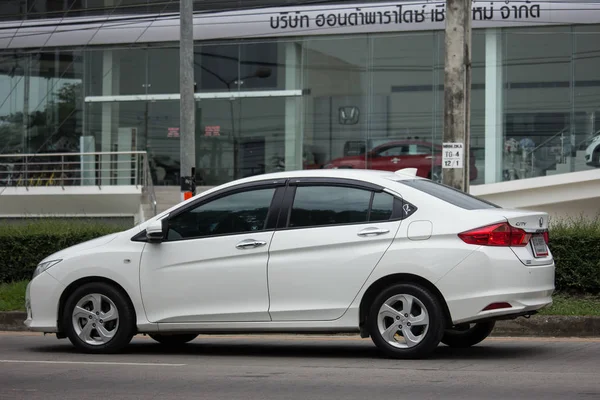 Chiang Mai, Tayland - 17 Haziran 2018: Özel Honda City kompakt araç. Japon üretici Honda tarafından üretilen. Fotoğrafa yol no.121 8 km şehir merkezine Chiangmai, Tayland.
