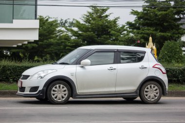Chiang Mai, Tayland - 17 Haziran 2018: Özel Eko kent araba Suzuki Swift. Fotoğrafa yol no.121 8 km şehir merkezine Chiangmai, Tayland.