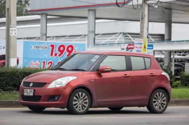 Chiang Mai, Tayland - 17 Haziran 2018: Özel Eko kent araba Suzuki Swift. Fotoğrafa yol no.121 8 km şehir merkezine Chiangmai, Tayland.
