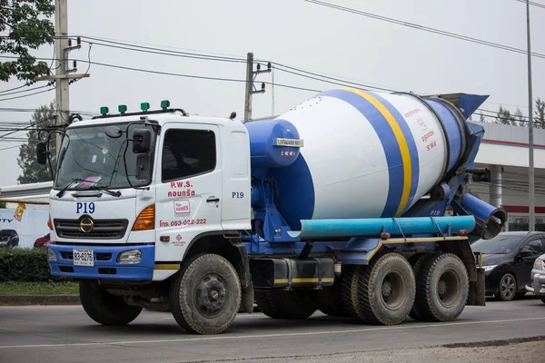 Chiang Mai, Tayland - 17 Haziran 2018: Çimento kamyonu Hava Meydanı beton. Fotoğraf Road Hayır 1001 hakkında 8 km şehir merkezine Chiangmai, Tayland.