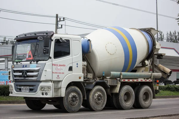 Chiang Mai, Tayland - 17 Haziran 2018: Çimento kamyonu Hava Meydanı beton. Fotoğraf Road Hayır 1001 hakkında 8 km şehir merkezine Chiangmai, Tayland.