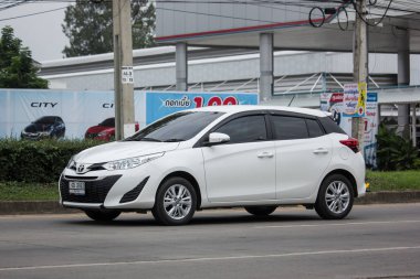 Chiang Mai, Tayland - 17 Haziran 2018: Yeni özel araba toyota Yaris Hatchback Eko Kiralık. Fotoğraf Road'da yok 121 hakkında 8 km şehir merkezine Chiangmai Tayland.