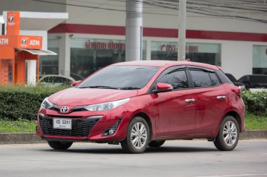 Chiang Mai, Tayland - 17 Haziran 2018: Yeni özel araba toyota Yaris Hatchback Eko Kiralık. Fotoğraf Road'da yok 121 hakkında 8 km şehir merkezine Chiangmai Tayland.