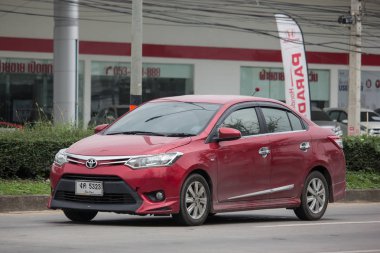 Chiang Mai, Tayland - 17 Haziran 2018: Özel Sedan araba Toyota Vios. Yol no.1001 Chiangmai iş alanı 8 km.