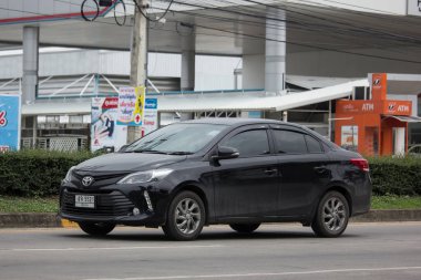 Chiang Mai, Tayland - 17 Haziran 2018: Özel Sedan araba Toyota Vios. Yol no.1001 Chiangmai iş alanı 8 km.