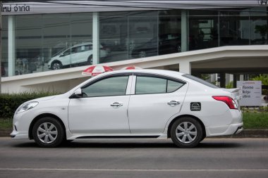 Chiang Mai, Tayland - 17 Haziran 2018: Özel Eko Kiralık, Nissan Almera, N17 veya Nissan Latio. Fotoğraf Road Hayır 121 hakkında 8 km şehir merkezine Chiangmai, Tayland.