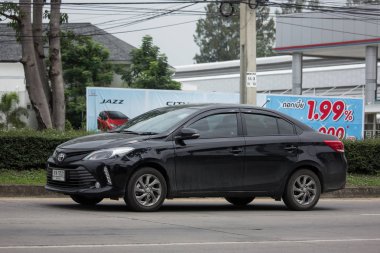 Chiang Mai, Tayland - 17 Haziran 2018: Özel Sedan araba Toyota Vios. Yol no.1001 Chiangmai iş alanı 8 km.