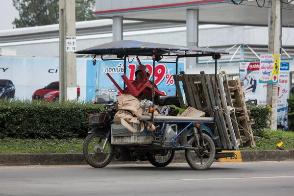Chiang Mai, Tayland - 17 Haziran 2018: Özel Honda dalga motosiklet. Yol no.1001 Chiangmai şehir merkezine 8 km.