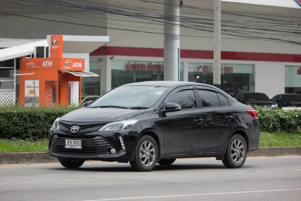 Chiang Mai, Tayland - 17 Haziran 2018: Özel Sedan araba Toyota Vios. Yol no.1001 Chiangmai iş alanı 8 km.