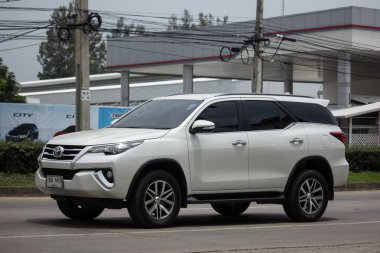 Chiang Mai, Tayland - 18 Haziran 2018: Özel Toyota Fortuner Suv otomobil. Yol no.1001 Chiangmai şehir merkezine 8 km.