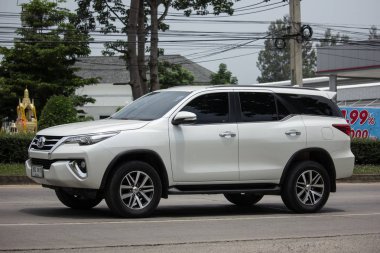 Chiang Mai, Tayland - 18 Haziran 2018: Özel Toyota Fortuner Suv otomobil. Yol no.1001 Chiangmai şehir merkezine 8 km.