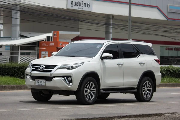 Chiang Mai, Tayland - 18 Haziran 2018: Özel Toyota Fortuner Suv otomobil. Yol no.1001 Chiangmai şehir merkezine 8 km.