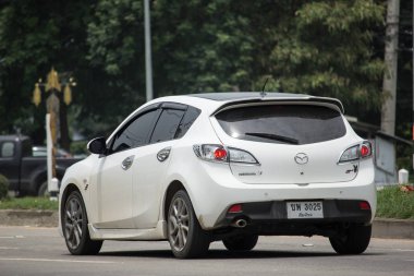 Chiang Mai, Tayland - 18 Haziran 2018: Özel şehir otomobili, Mazda 3. Fotoğraf Road Hayır 121 hakkında 8 km şehir merkezine Chiangmai, Tayland.
