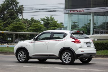 Chiang Mai, Tayland - 18 Haziran 2018: Özel araba, Nissan Juke. Yol no.1001, Chiangmai şehir merkezine 8 km.