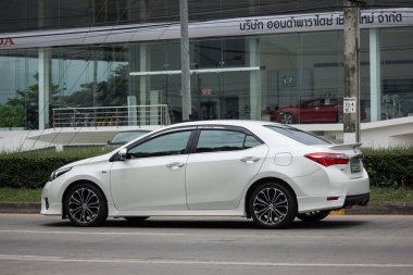 Chiang Mai, Tayland - 18 Haziran 2018: Özel otomobil, Toyota Corolla Altis. Yol no.1001, Chiangmai şehir merkezine 8 km.