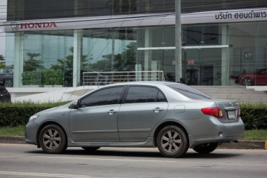 Chiang Mai, Tayland - 18 Haziran 2018: Özel otomobil, Toyota Corolla Altis. Yol no.1001, Chiangmai şehir merkezine 8 km.