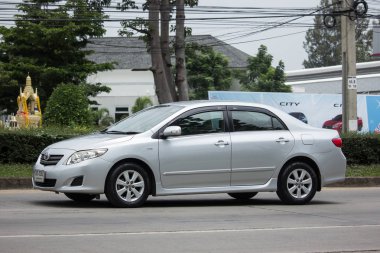 Chiang Mai, Tayland - 18 Haziran 2018: Özel otomobil, Toyota Corolla Altis. Yol no.1001, Chiangmai şehir merkezine 8 km.