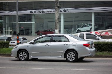 Chiang Mai, Tayland - 18 Haziran 2018: Özel otomobil, Toyota Corolla Altis. Yol no.1001, Chiangmai şehir merkezine 8 km.