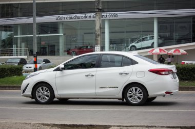 Chiang Mai, Tayland - 18 Haziran 2018: Yeni özel Sedan araba toyota Yaris Ativ Eko Kiralık. Fotoğraf Road'da yok 121 hakkında 8 km şehir merkezine Chiangmai Tayland.