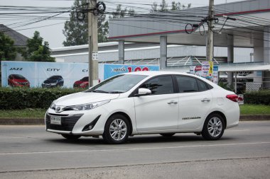 Chiang Mai, Tayland - 18 Haziran 2018: Yeni özel Sedan araba toyota Yaris Ativ Eko Kiralık. Fotoğraf Road'da yok 121 hakkında 8 km şehir merkezine Chiangmai Tayland.
