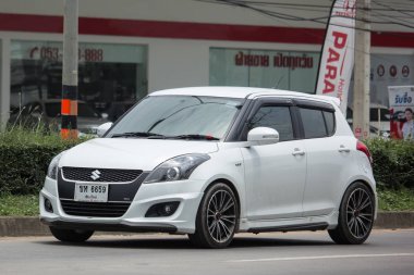 Chiang Mai, Tayland - 18 Haziran 2018: Özel Eko kent araba Suzuki Swift. Fotoğrafa yol no.121 8 km şehir merkezine Chiangmai, Tayland.