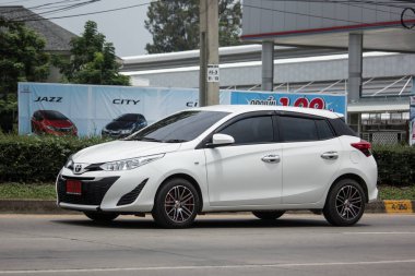 Chiang Mai, Tayland - 18 Haziran 2018: Yeni özel araba toyota Yaris Hatchback Eko Kiralık. Fotoğraf Road'da yok 121 hakkında 8 km şehir merkezine Chiangmai Tayland.