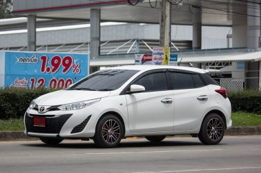 Chiang Mai, Tayland - 18 Haziran 2018: Yeni özel araba toyota Yaris Hatchback Eko Kiralık. Fotoğraf Road'da yok 121 hakkında 8 km şehir merkezine Chiangmai Tayland.