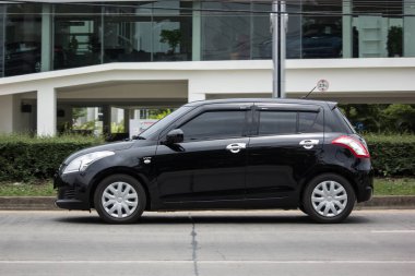 Chiang Mai, Tayland - 18 Haziran 2018: Özel Eko kent araba Suzuki Swift. Fotoğrafa yol no.121 8 km şehir merkezine Chiangmai, Tayland.