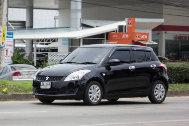 Chiang Mai, Tayland - 18 Haziran 2018: Özel Eko kent araba Suzuki Swift. Fotoğrafa yol no.121 8 km şehir merkezine Chiangmai, Tayland.