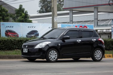 Chiang Mai, Tayland - 18 Haziran 2018: Özel Eko kent araba Suzuki Swift. Fotoğrafa yol no.121 8 km şehir merkezine Chiangmai, Tayland.