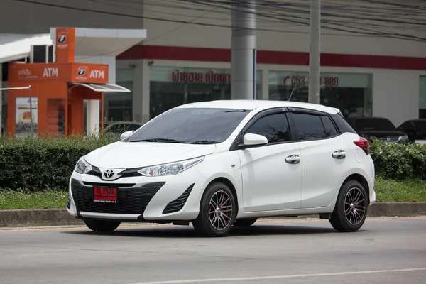 Chiang Mai, Tayland - 18 Haziran 2018: Yeni özel araba toyota Yaris Hatchback Eko Kiralık. Fotoğraf Road'da yok 121 hakkında 8 km şehir merkezine Chiangmai Tayland.