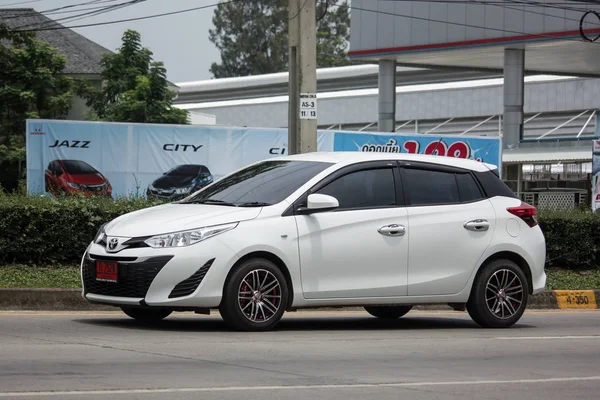 Chiang Mai, Tayland - 18 Haziran 2018: Yeni özel araba toyota Yaris Hatchback Eko Kiralık. Fotoğraf Road'da yok 121 hakkında 8 km şehir merkezine Chiangmai Tayland.