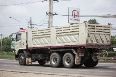 Chiang Mai, Tayland - 19 Haziran 2018: Kamyon Thanachai şirketin römork dökümü. Yol no.1001, Chiangmai şehir merkezine 8 km.