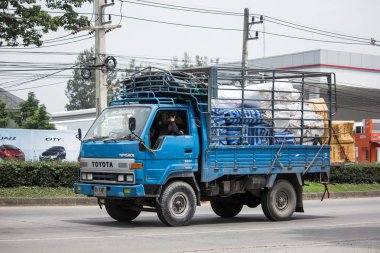 Chiang Mai, Tayland - 19 Haziran 2018: Kamyon Saha Thip tanga taşımacılık şirketi. Yol no.1001, Chiangmai şehir merkezine 8 km.
