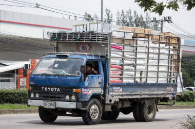Chiang Mai, Tayland - 19 Haziran 2018: Kamyon Saha Thip tanga taşımacılık şirketi. Yol no.1001, Chiangmai şehir merkezine 8 km.